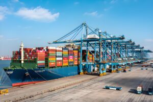 新能源車“出海”的鋼鐵駝隊：電動車電池國際物流的危與機-鑫漢物流